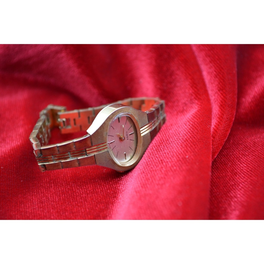 Vintage Gold Womens Timex watch (untested/needs‎ battery)